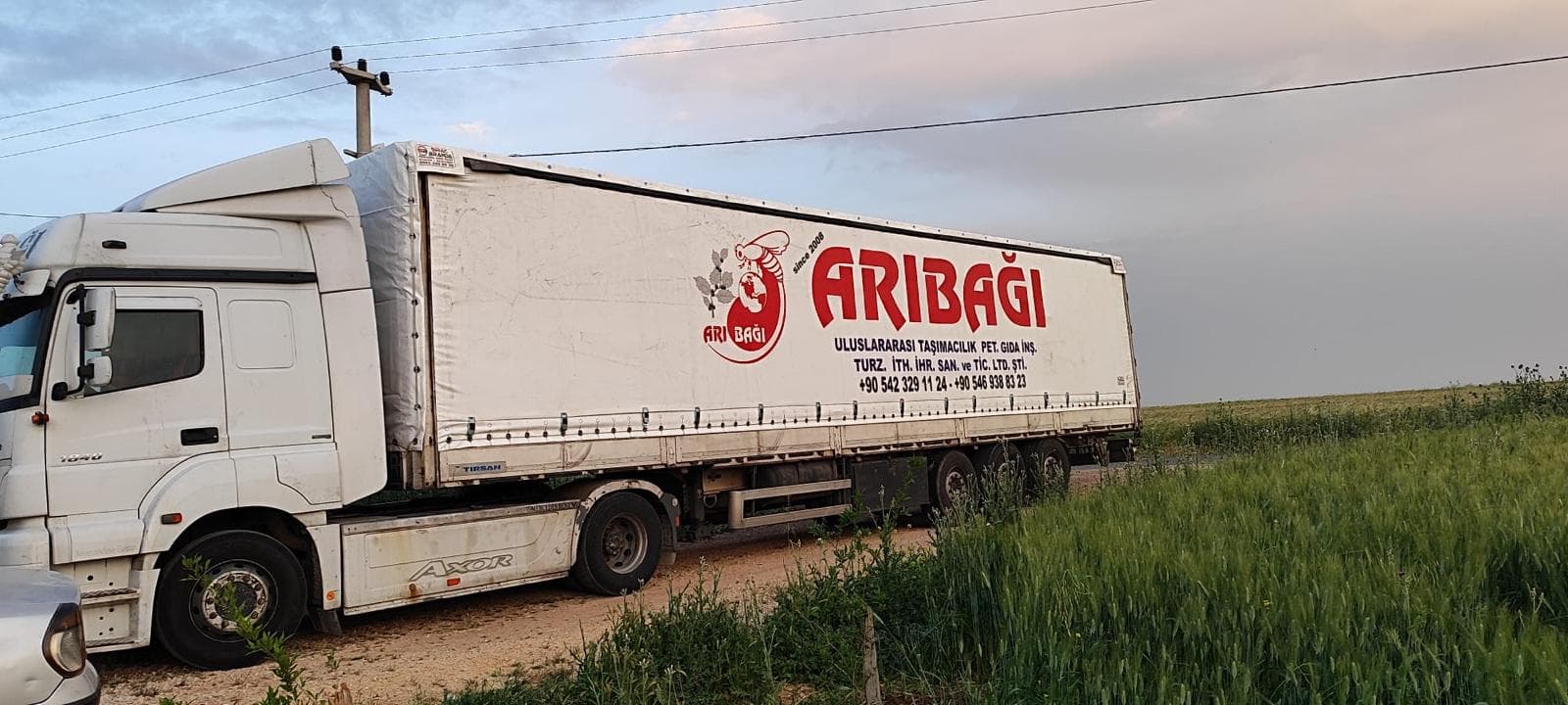 مقطورة تحمل شعار ARIBAGI